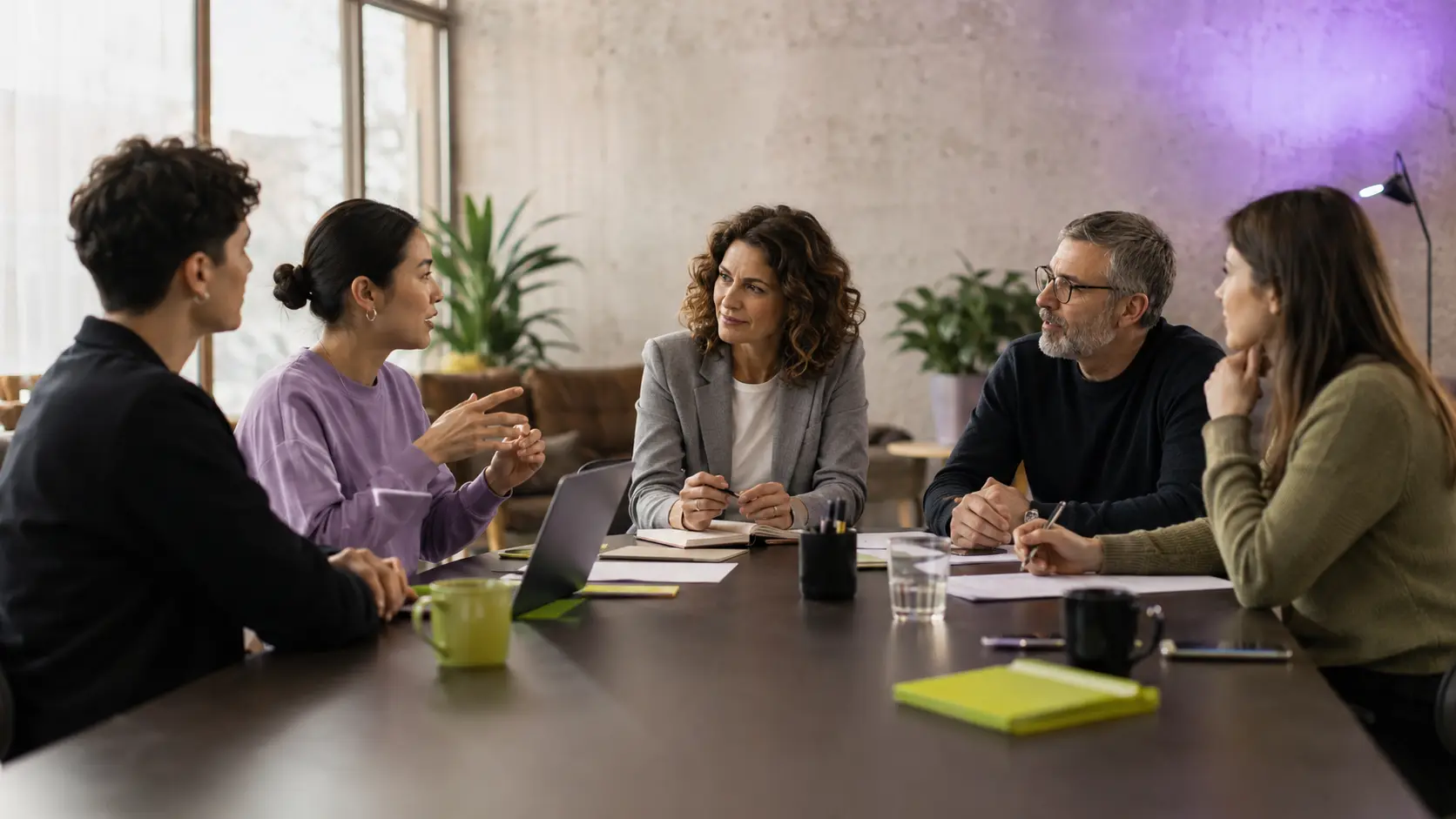 Liderás un equipo joven y sentís que hablás en otro idioma. No es generacional, es de liderazgo.